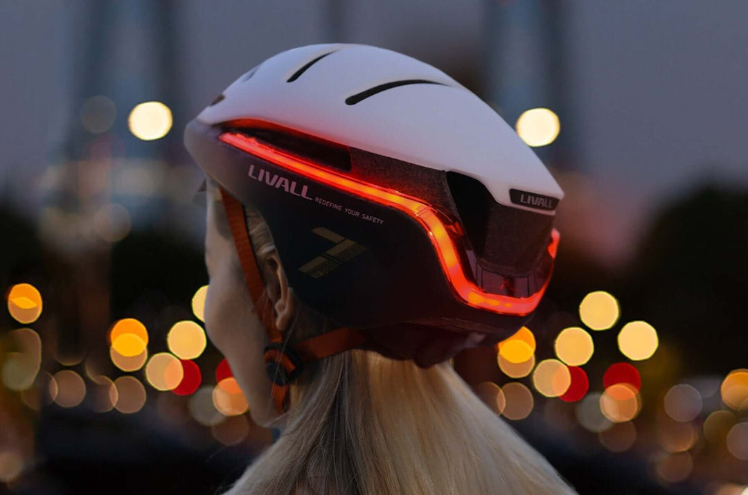 LIVALL EVO21 SMART HELMET - TEST & REVIEW featuring a stylish design and LED lights for safety at night.