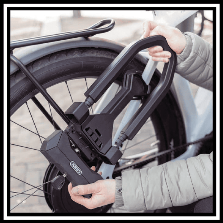 User securing bike with 🇮🇪🇪🇺 ABUS GRANIT SUPER EXTREME 2500 U-lock on the rear wheel.