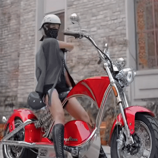 EAHORA CHROME 4000W electric chopper motorcycle with rider in stylish attire