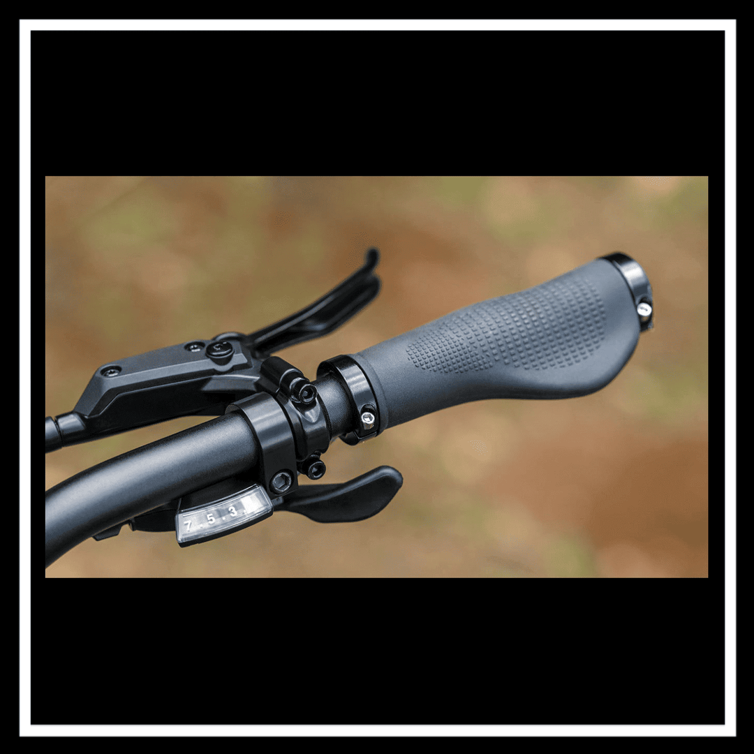 Close-up of the handlebar grip and throttle controls of the 🇮🇪🇬🇧🇪🇺 ENGWE EP-2 3.0 BOOST e-bike.