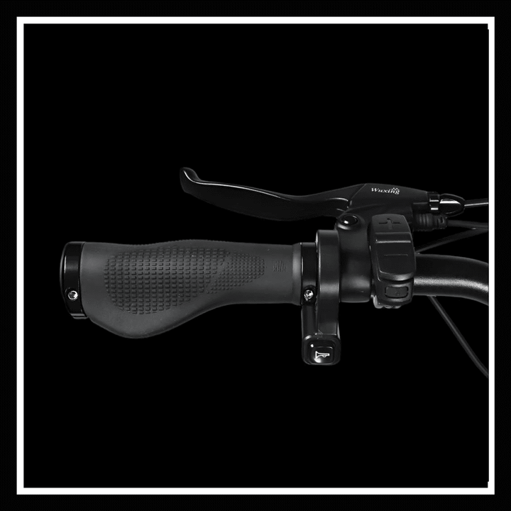 Close-up of the handlebar grip and controls on the 🇮🇪🇪🇺🇺🇸🇬🇧 SAMEBIKE RS-A01 PLUS electric city bike.