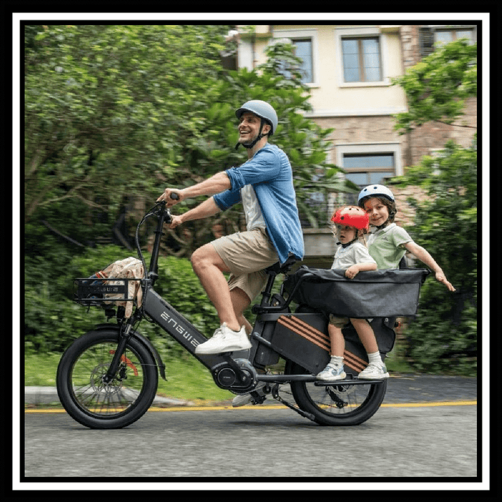 Father riding the 🇮🇪🇬🇧🇪🇺 ENGWE LE20 e-bike with children, showcasing family-friendly design and comfort.