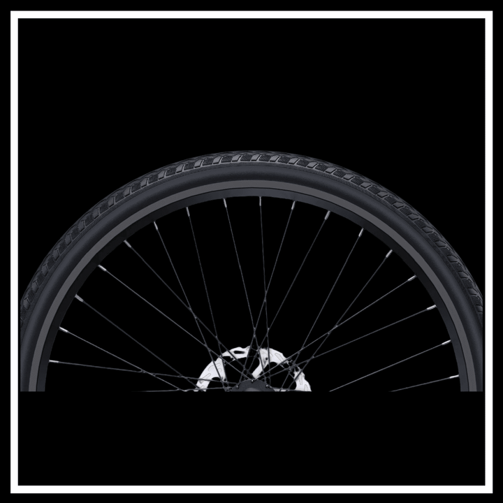 Close-up of the wheel of the 🇮🇪🇬🇧🇪🇺 ENGWE MAPFOUR N1 AIR e-bike showcasing its sleek design and durable tires.