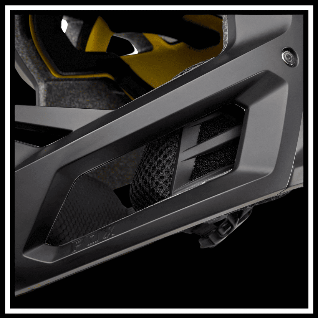 🇮🇪🇪🇺🇺🇸 FOX RACING PROFRAME SURFACE HELMET close-up of the helmet's interior and ventilation system.