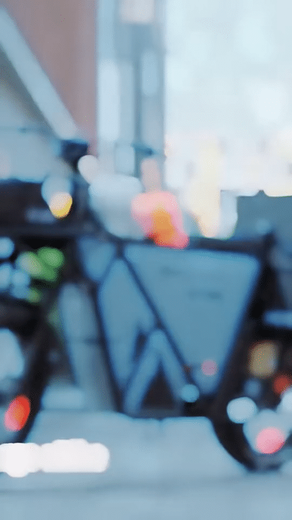 🇮🇪🇪🇺🇺🇸 GT53 2000W CARGO RIDING' TIMES E-BIKE showcased in an urban setting, highlighting its robust design and cargo capacity.