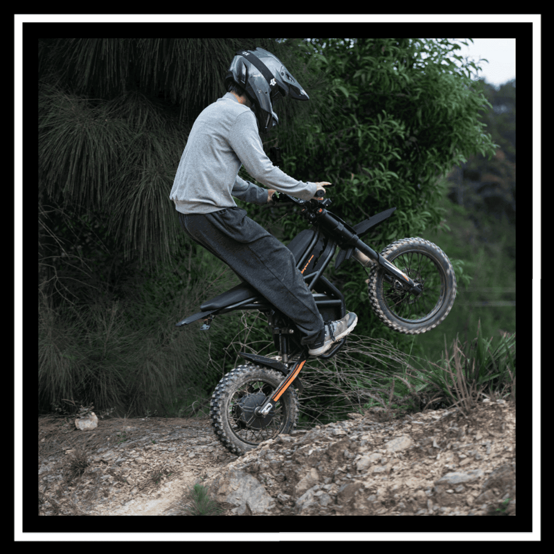 🇮🇪🇪🇺🇺🇸 GT54PRO 3000W RIDING'TIMES ELECTRIC MINI E-BIKE in action, performing a stunt on rugged terrain.