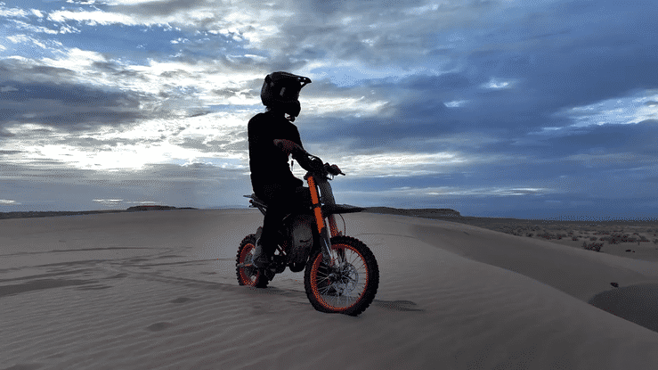 🇮🇪🇪🇺🇺🇸 GT54PRO 3000W RIDING'TIMES ELECTRIC MINI E-BIKE on a sand dune at dusk.