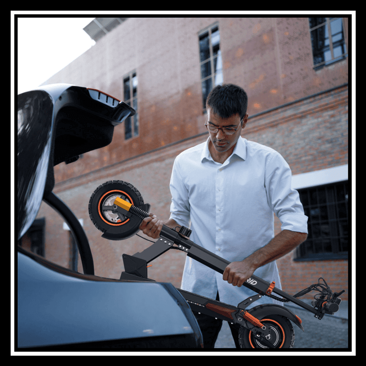Man loading 🇮🇪🇪🇺🇬🇧🇺🇸 iENYRID M4 PRO S+ electric scooter into a car trunk.