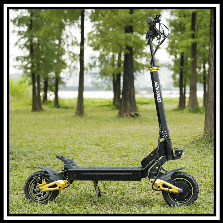 🇮🇪🇪🇺🇬🇧🇺🇸 iENYRID ES1 Electric Scooter displayed in a green park setting with trees in the background.