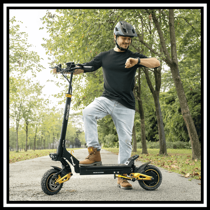 🇮🇪🇪🇺🇬🇧🇺🇸 iENYRID ES1 electric scooter being used by a rider wearing a helmet in a park.