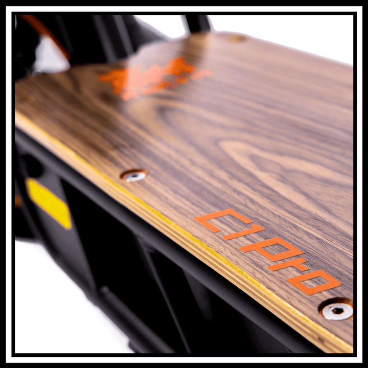 Detailed view of the stylish wooden deck of the 🇮🇪🇪🇺 KUKIRIN C1 PRO electric scooter.