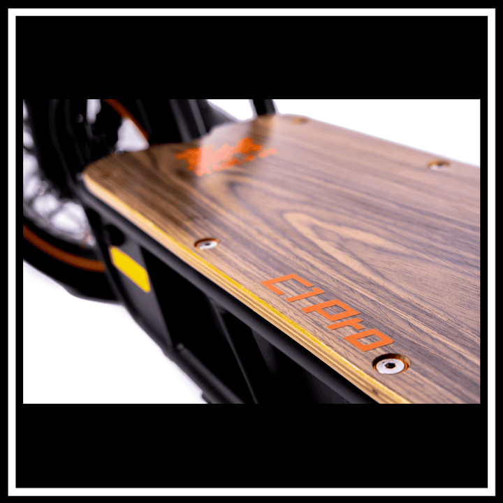 Close-up of the stylish wooden anti-slip pedal on the 🇮🇪🇪🇺 KUKIRIN C1 PRO electric scooter.