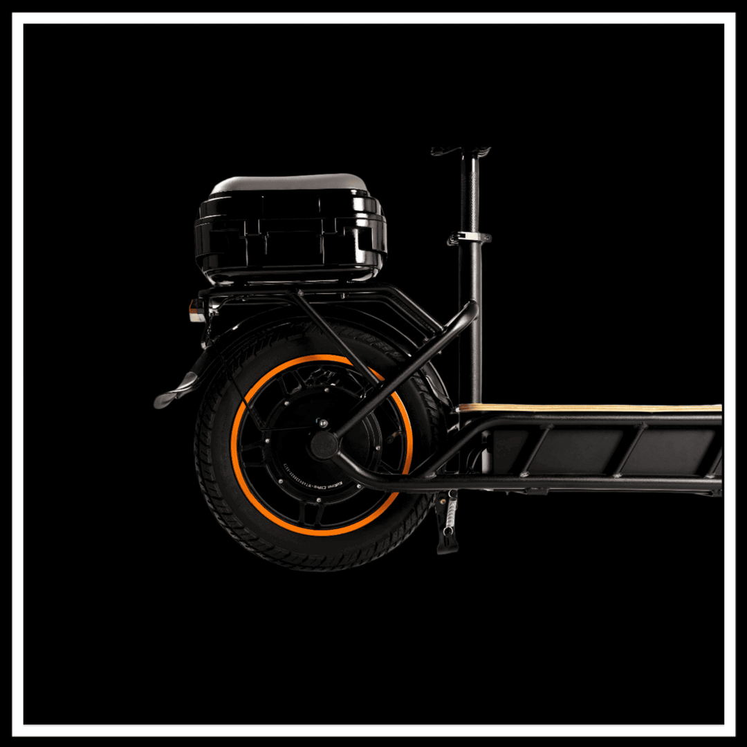 🇮🇪🇪🇺 KUKIRIN C1 PRO side view showcasing stylish design and robust rear wheel with orange accents.