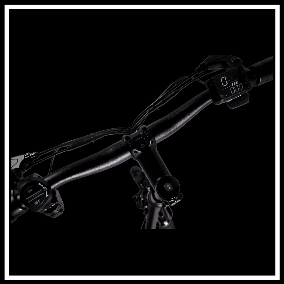 Handlebars of the 🇮🇪🇪🇺 KUKIRIN C1 PRO electric scooter showing controls and display.