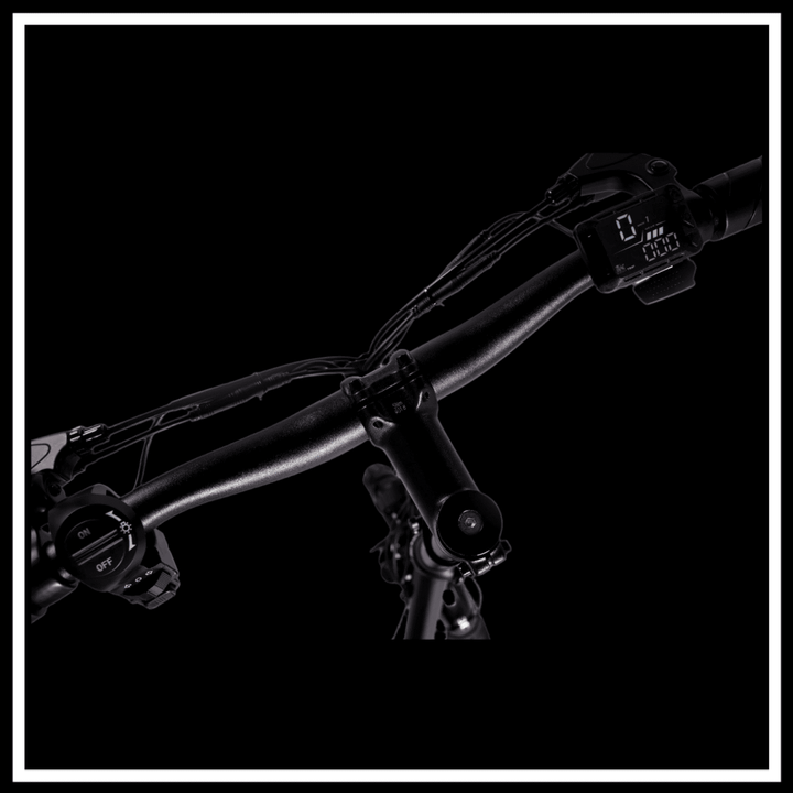 Handlebars of the 🇮🇪🇪🇺 KUKIRIN C1 PRO electric scooter showing controls and display.