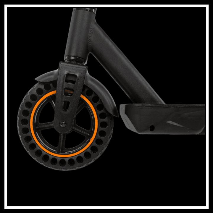 Close-up of the stylish wheel of the 🇮🇪🇪🇺 KUKIRIN S1 MAX electric scooter, showcasing its design and features.