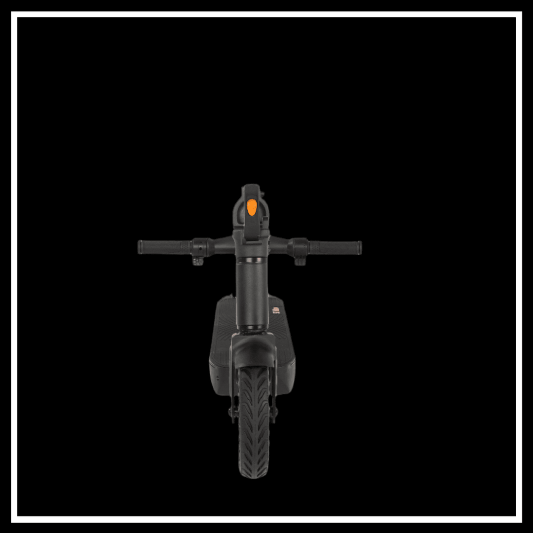 Front view of 🇮🇪🇪🇺 KUKIRIN S1 MAX electric scooter showcasing its sleek design and robust features.