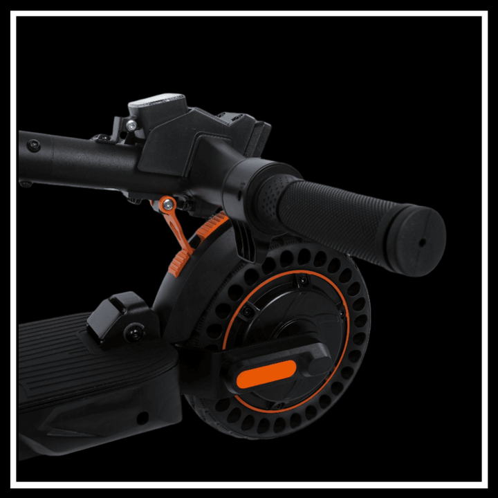 Close-up of the handlebar and wheel of the 🇮🇪🇪🇺 KUKIRIN S1 MAX electric scooter showcasing its sleek design and features.