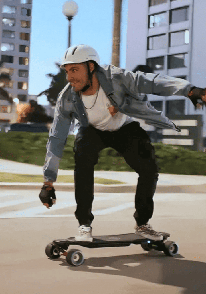Rider enjoying the 🇮🇪🇪🇺🇺🇸 MAXFIND MAX6 electric skateboard in an urban setting.