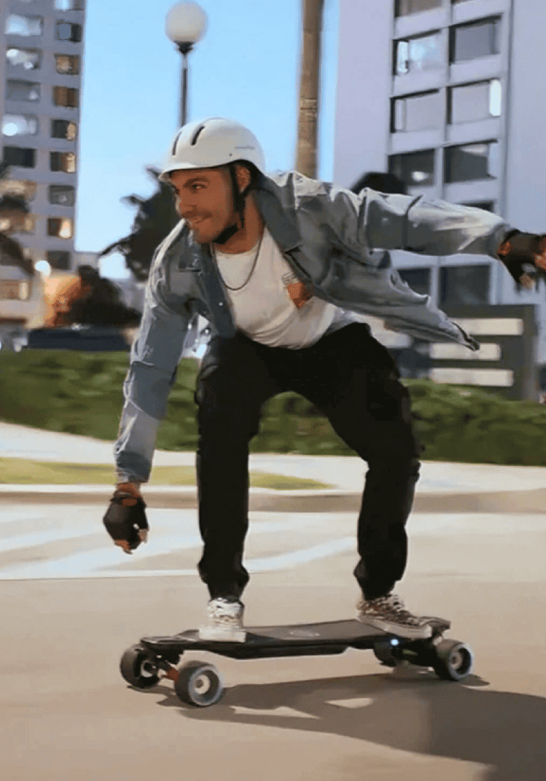 Rider enjoying the 🇮🇪🇪🇺🇺🇸 MAXFIND MAX6 electric skateboard in an urban setting.