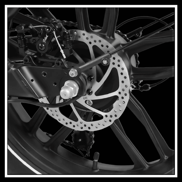 Close-up of the brake disc and suspension system of the 🇮🇪🇪🇺🇬🇧🇺🇸 SAMEBIKE C05 PRO electric bike.