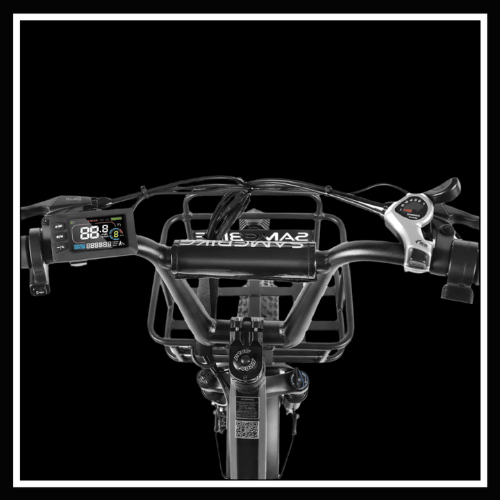 Handlebars of the 🇮🇪🇪🇺🇬🇧🇺🇸 SAMEBIKE C05 PRO electric bike showcasing the display and gear shifter.