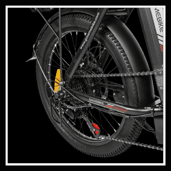 Close-up of the rear wheel and chain of the 🇮🇪🇪🇺🇺🇸🇬🇧 SAMEBIKE CY20 electric bike.