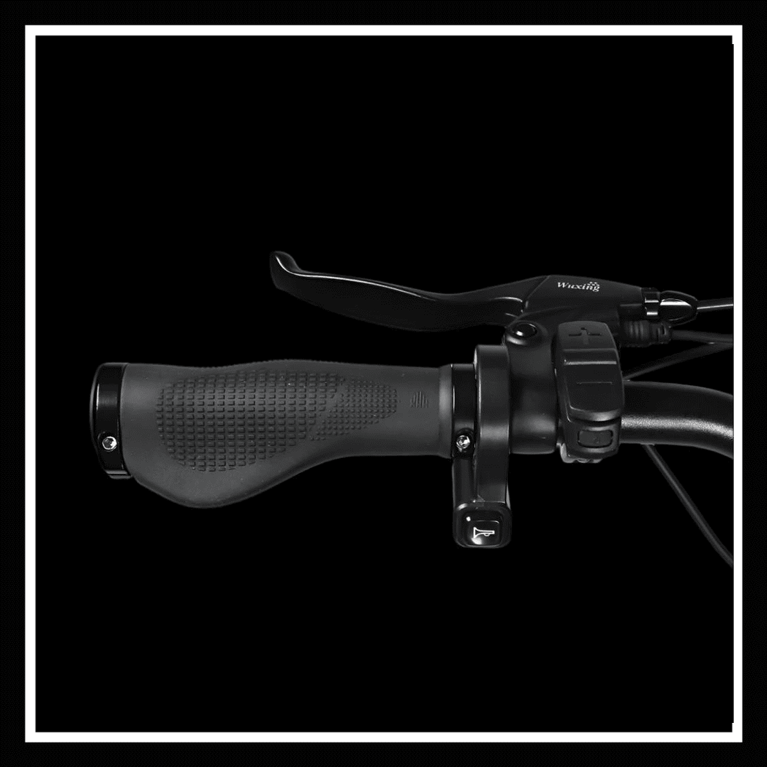 Close-up of the handlebar grip and controls on the 🇮🇪🇪🇺🇺🇸🇬🇧 SAMEBIKE RS-A01 PLUS electric city bike.