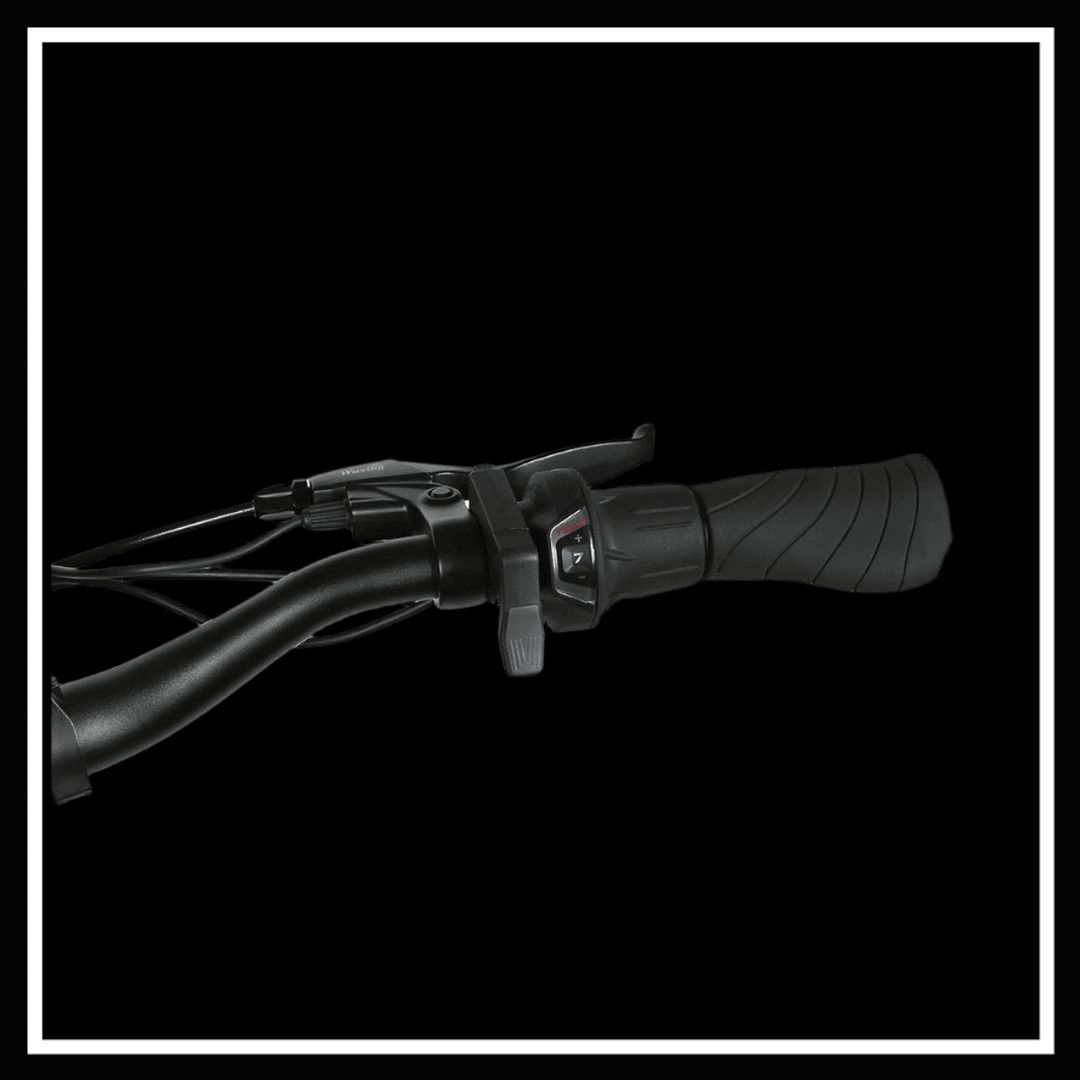 alt_tag: Handlebar controls of 🇮🇪🇪🇺🇺🇸🇬🇧 SAMEBIKE RS-A01 PRO electric bicycle for smooth rides.