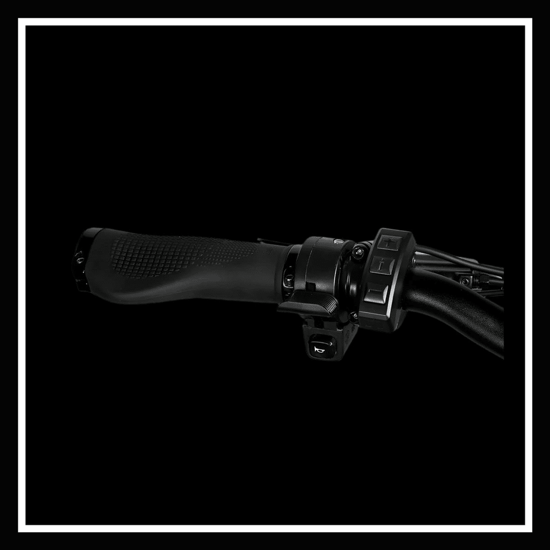 alt_tag:SAMEBIKE RSA08-II handlebar grip with controls for electric mountain bike performance.