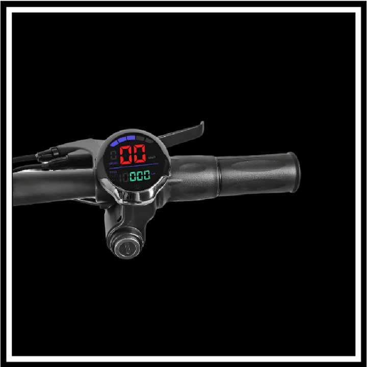 Display on the handlebar of 🇮🇪🇪🇺🇬🇧 SAMEBIKE SM-C02 500W e-scooter showing speed and battery level.