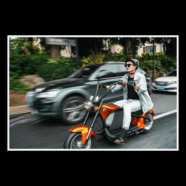EAHORA MP1 two-seat electric motorcycle being driven on a busy street, showcasing its stylish Harley-style design.