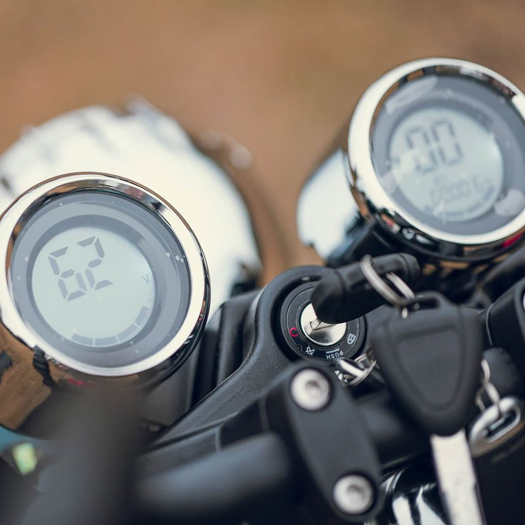 Digital speedometer and display on EAHORA M1P PLUS electric motorcycle dashboard showing speed and battery status.