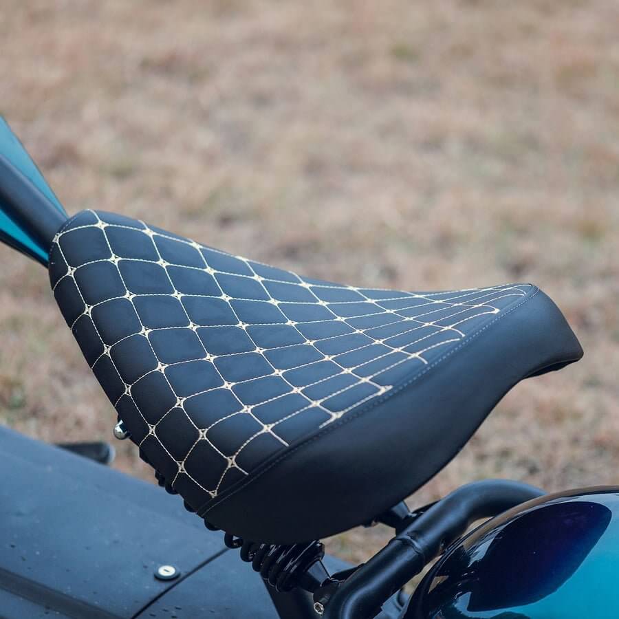 Close-up of the EAHORA M1P PLUS electric motorcycle seat featuring a stylish black and white design.