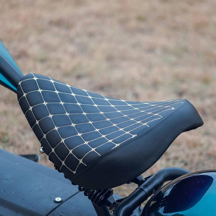 Close-up of the EAHORA M1P PLUS electric motorcycle seat featuring a stylish black and white design.