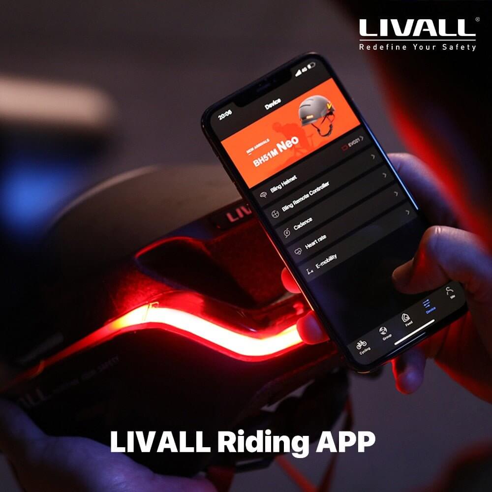 Smart bike helmet EVO21 paired with the LIVALL Riding APP for enhanced riding safety and connectivity.