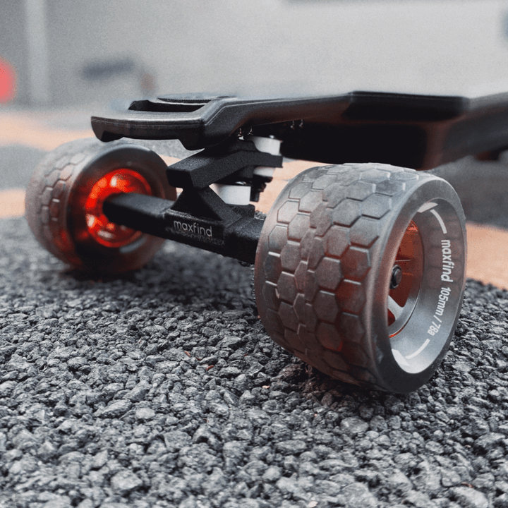 MAXFIND FF BELT belt-driven electric skateboard showcasing the dual 3000W high-performance wheels and trucks.